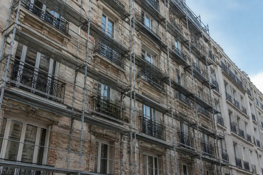 immeuble en renovation avec echafaudages